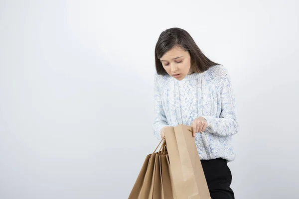 Foto Una Adolescente Suéter Pie Sosteniendo Bolsas Papel Foto Alta —  Fotos de Stock