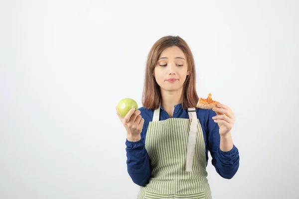 Porträt Einer Jungen Frau Beim Anblick Von Pizza Und Apfel — Stockfoto