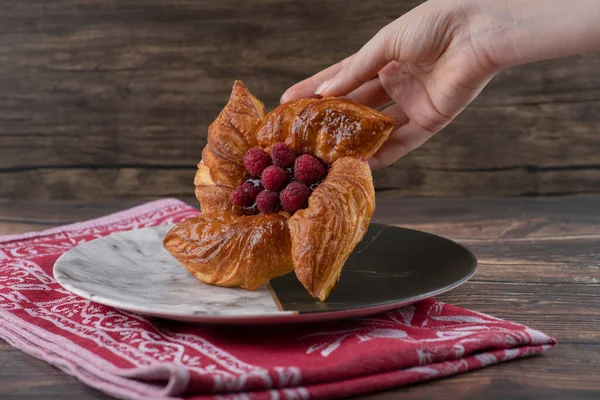 Mano Tomando Pastelería Frambuesa Fresca Mesa Madera Foto Alta Calidad — Foto de Stock