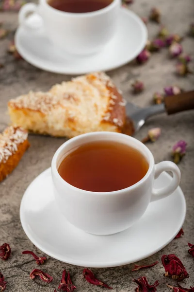 Dessert Tranches Gâteau Avec Copeaux Noix Coco Placés Sur Une — Photo