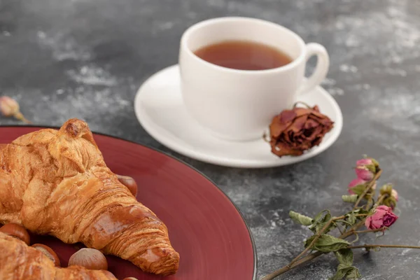 Kurutulmuş gül tomurcukları ve bir fincan sıcak çay. Yüksek kalite fotoğraf