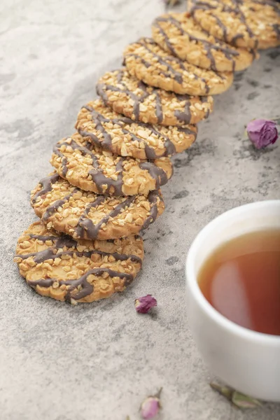 Çoklu tahıllı bisküviler çikolatalı ve fındıklı, fındıklı çay. Yüksek kalite fotoğraf