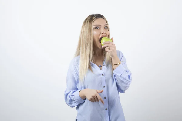 Zdjęcie Portretowe Atrakcyjnej Modelki Stojącej Jedzącej Świeże Zielone Jabłko Wysokiej — Zdjęcie stockowe