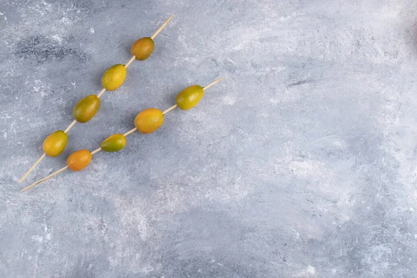 Ätpinnar Med Färska Kumquats Marmor Bakgrund Högkvalitativt Foto — Stockfoto