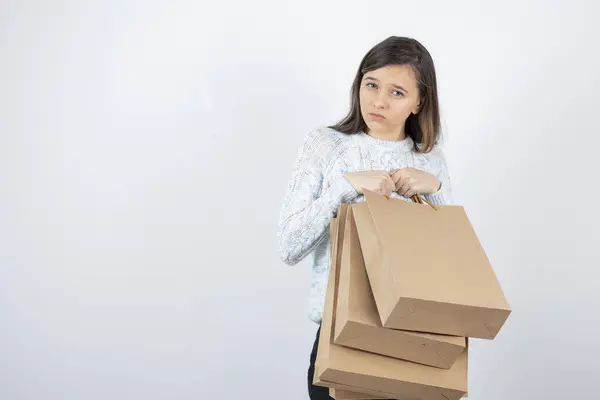 Foto Una Adolescente Suéter Pie Sosteniendo Bolsas Papel Foto Alta —  Fotos de Stock