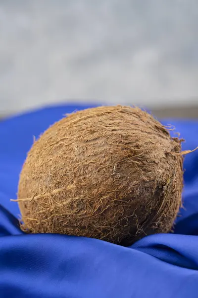 Świeże Dojrzałe Całe Kokosy Umieszczone Niebieskim Obrusie Wysokiej Jakości Zdjęcie — Zdjęcie stockowe