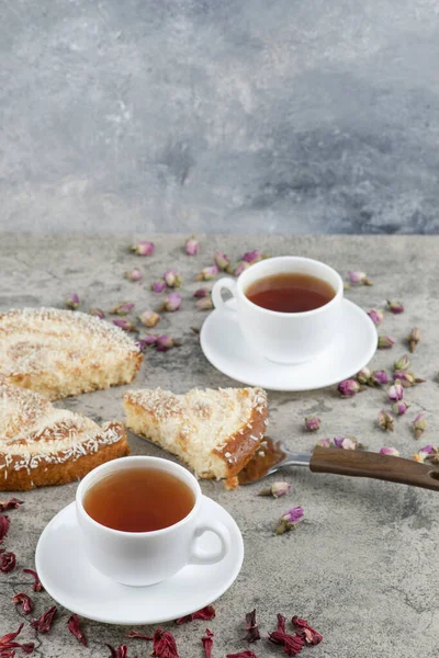 Délicieuse Tarte Sucrée Avec Une Tasse Thé Sur Fond Marbre — Photo