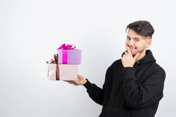 Portret Van Een Aantrekkelijke Man Met Twee Geschenkdozen Hoge Kwaliteit — Stockfoto