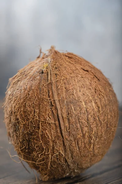 Einzelne Reife Haarige Kokosnuss Auf Hölzernem Hintergrund Hochwertiges Foto — Stockfoto