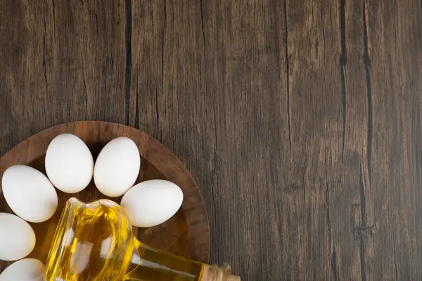 Rauwe Witte Eieren Een Fles Olijfolie Houten Plank Hoge Kwaliteit — Stockfoto