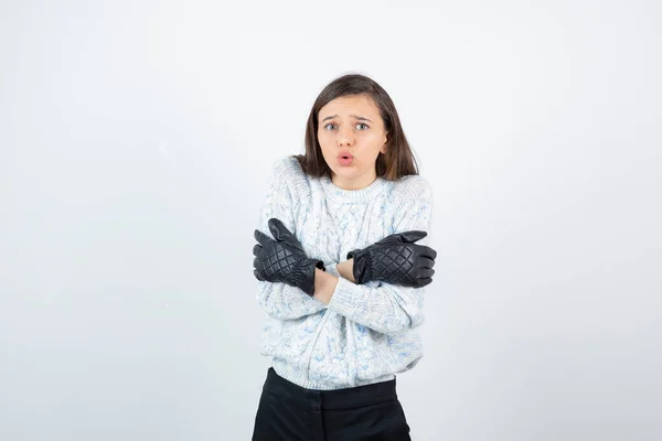 Retrato Una Hermosa Joven Con Guantes Negros Sintiendo Frío Foto —  Fotos de Stock