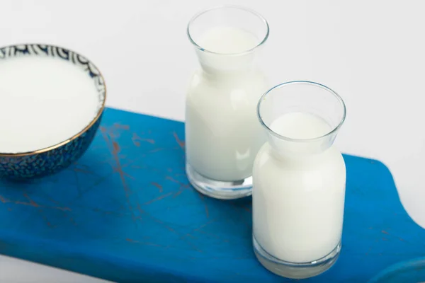 Leche Fresca Fría Jarras Vidrio Colocadas Sobre Una Mesa Piedra —  Fotos de Stock