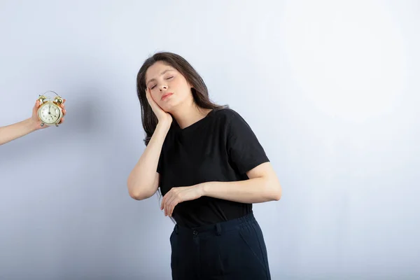 Alguém Mostrando Hora Tardia Para Menina Que Ainda Está Dormindo — Fotografia de Stock