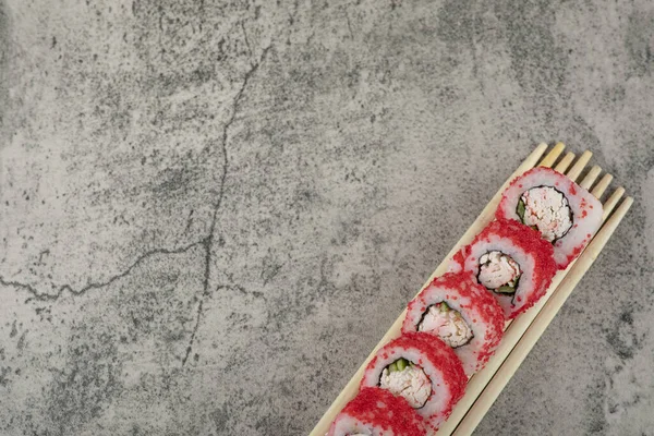 Rolar Sushi Com Pauzinhos Fundo Pedra Foto Alta Qualidade — Fotografia de Stock