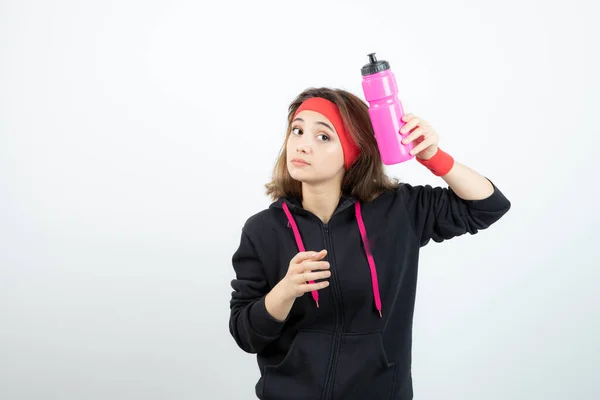 Hermosa Mujer Deportiva Sosteniendo Botella Con Agua Pared Blanca Foto —  Fotos de Stock