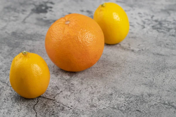 Dos Limones Frescos Con Una Naranja Sana Aislada Sobre Fondo — Foto de Stock