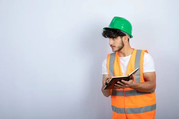 Ingeniero Varón Guapo Hardhat Verde Con Cuaderno Pie Lado Foto — Foto de Stock