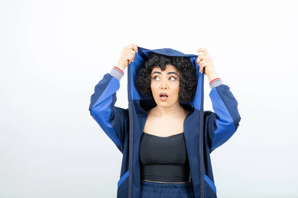 Retrato Una Mujer Encantadora Con Pelo Rizado Mirando Hacia Otro — Foto de Stock