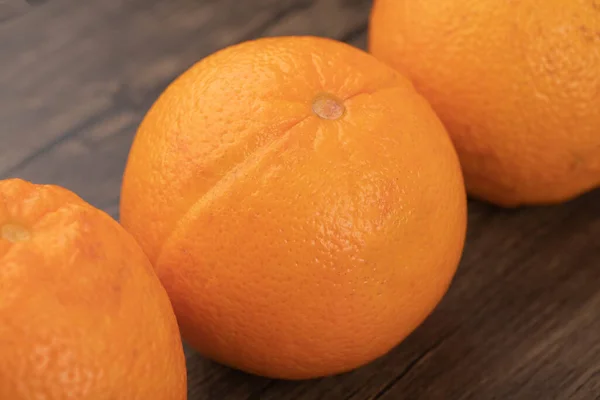 Tres Naranjas Jugosas Enteras Colocadas Superficie Madera Foto Alta Calidad — Foto de Stock