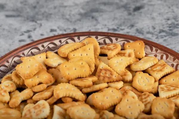 Pile Salted Dry Crackers Placed Brown Plate High Quality Photo — Stock Photo, Image