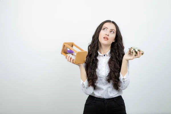 Retrato Uma Jovem Cabelos Compridos Segurando Ampulheta Despertador Foto Alta — Fotografia de Stock