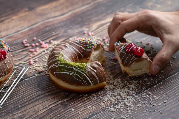 Mano Masculina Tomando Pedazo Delicioso Donut Picado Chocolate Fresco Sobre — Foto de Stock