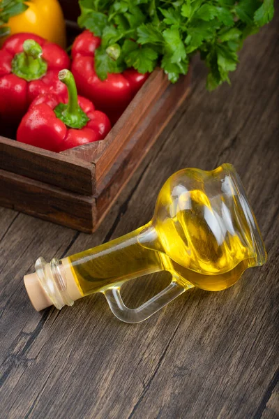 Hele Zoete Paprika Met Glazen Fles Olie Houten Tafel Hoge — Stockfoto