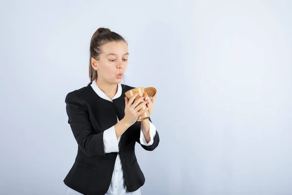 Porträt Einer Schönen Frau Die Eine Tasse Kaffee Auf Weißem — Stockfoto