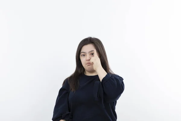 Foto Jovem Adorável Menina Com Síndrome Apontando Foto Alta Qualidade — Fotografia de Stock