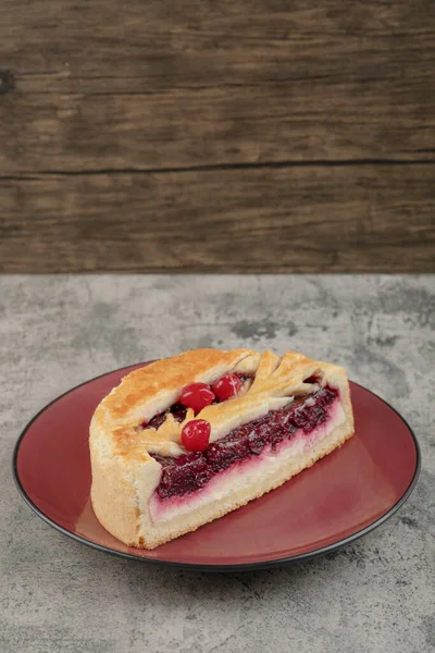 Gâteau Fromage Sucré Tranché Avec Savoureuses Baies Sur Une Assiette — Photo