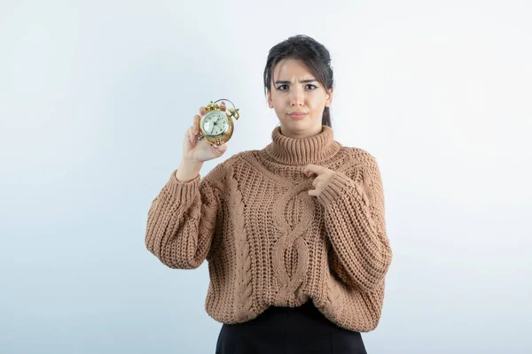 Imagen Una Joven Mujer Hermosa Prendas Punto Apuntando Reloj Sobre —  Fotos de Stock