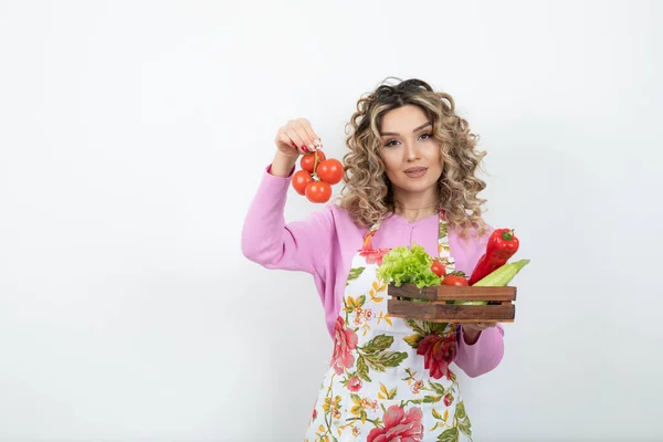 Όμορφη Γυναίκα Ποδιά Που Κρατάει Κουτί Φρέσκα Λαχανικά Και Ντομάτες — Φωτογραφία Αρχείου