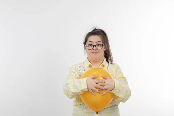 Retrato Menina Feliz Com Uma Síndrome Segurando Balão Foto Alta — Fotografia de Stock