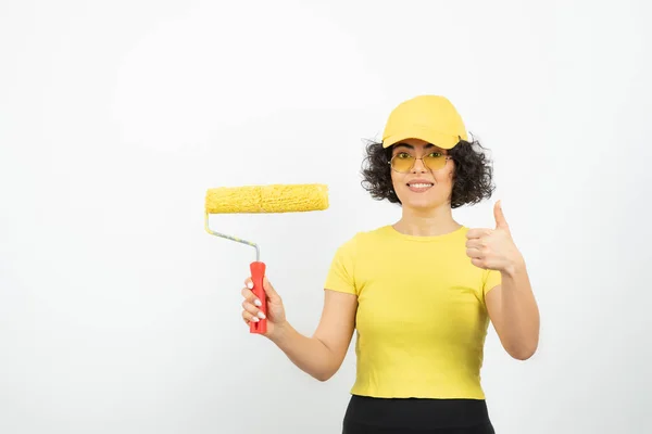 Mujer Joven Posando Sobre Fondo Blanco —  Fotos de Stock