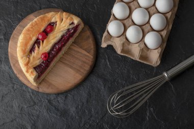 Dilimlenmiş lezzetli peynirli kek, böğürtlenli, bıyıklı ve çiğ yumurtalı. Yüksek kalite fotoğraf