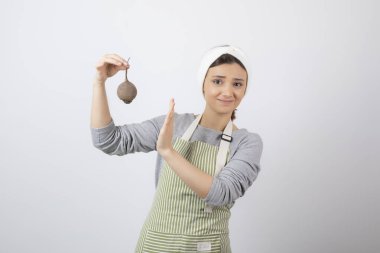 Önlüklü, pancar tutan genç ve güzel bir kadın modeli. Yüksek kalite fotoğraf