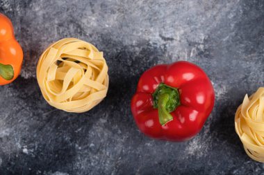 Çiğ tagliatelle makarnalı taze dolmalık biber. Yüksek kalite fotoğraf