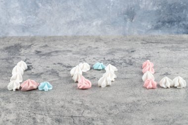 Taş zemin üzerinde lol gibi yazılan renkli kremalı şekerler. Yüksek kalite fotoğraf