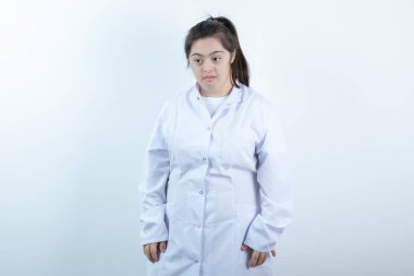 Doktor üniformalı genç bir kız ayakta ve poz veriyor. Yüksek kalite fotoğraf