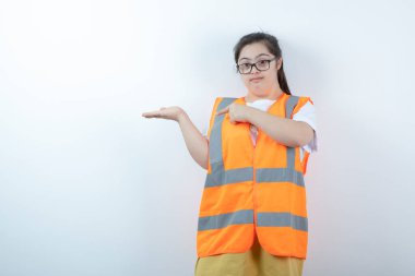 Gözlüklü genç bayan mühendis beyaz arka planda açık alan tutuyor. Yüksek kalite fotoğraf