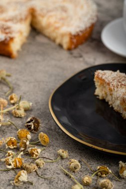 Kek dilimleri ve hindistan cevizi dilimleri bir taş masaya konur. Yüksek kalite fotoğraf