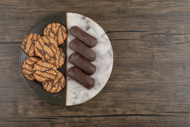 Çekirdekli kurabiyeler ve mermer tabakta çikolatalı kek. Yüksek kalite fotoğraf