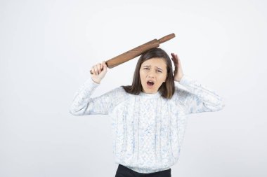 Beyaz arka planda merdane tutan genç bir kadın. Yüksek kalite fotoğraf