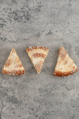 Taş bir zemine yerleştirilmiş lezzetli pasta seti. Yüksek kalite fotoğraf