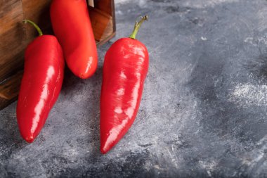 Mermer üzerinde ahşap kesim tahtası olan kırmızı biber. Yüksek kalite fotoğraf
