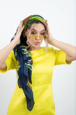 Mendilli güzel bir kadının gözlüklü pozu. Yüksek kalite fotoğraf