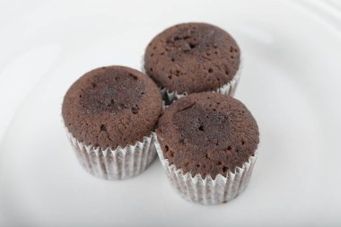 Beyaz bir tabağa yerleştirilmiş çikolatalı kekler. Yüksek kalite fotoğraf