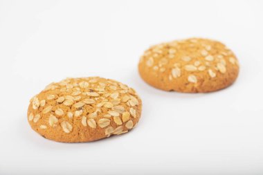 Beyaz arka plana yerleştirilmiş çok tahıllı kurabiyeler. Yüksek kalite fotoğraf