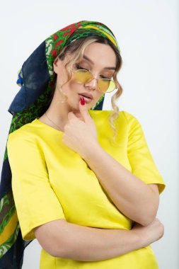 Mendilli güzel bir kadının gözlüklü pozu. Yüksek kalite fotoğraf