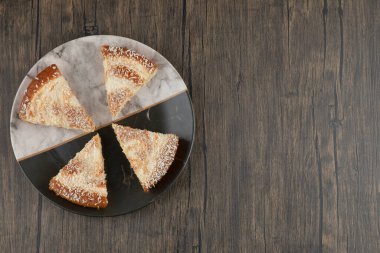 Tahta masaya hindistan cevizi parçacıkları serpiştirilmiş lezzetli kek dilimleri. Yüksek kalite fotoğraf